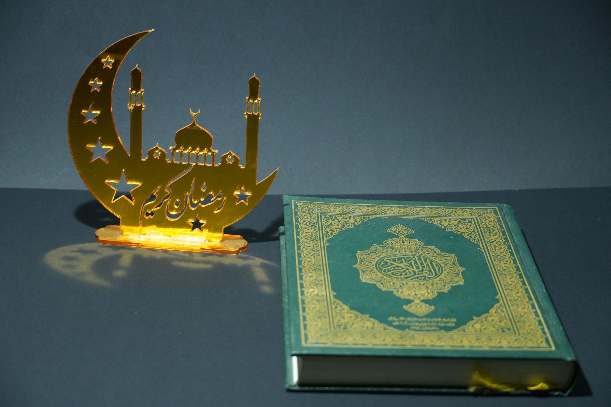 Decorative Quran and crescent display